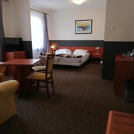 Bristol Economy Bed and Breakfast Μπίτομ Εξωτερικό φωτογραφία