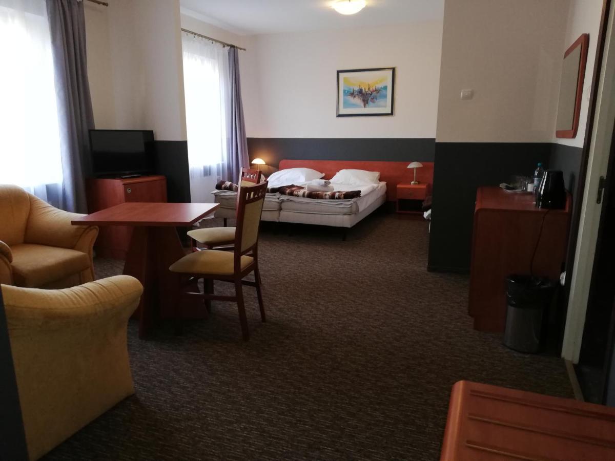 Bristol Economy Bed and Breakfast Μπίτομ Εξωτερικό φωτογραφία